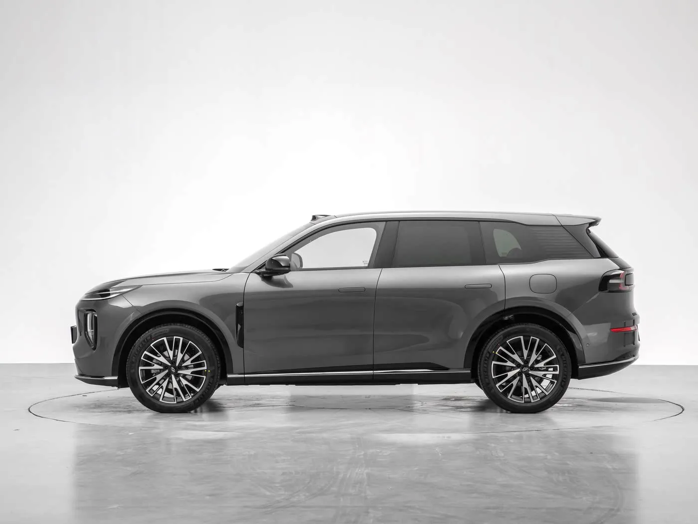 Changan Qiyuan Q07 är utrustad med Tian Shu intelligent körning och elektromagnetisk aktiv upphängning och kommer att öppna för prioriterade förbeställningar den 31 mars.