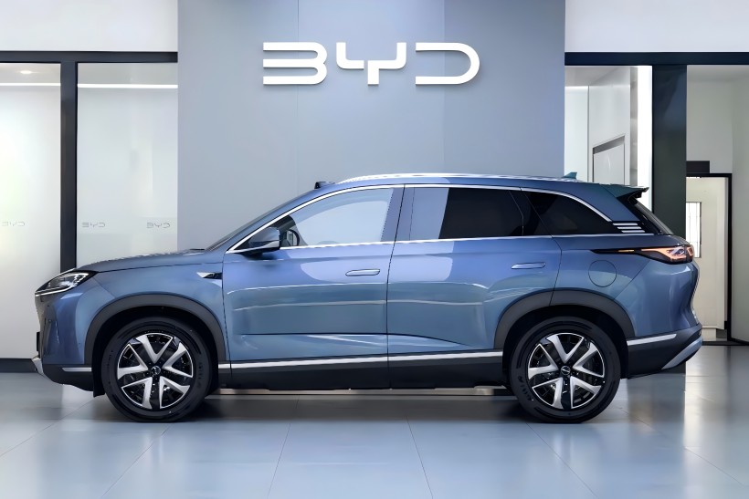 BYD SEAL 07 DM-I Intelligent körversion, med ett uppskattat startpris på 250 000 yuan och förväntas träffa marknaden snart, har anlänt till återförsäljare.