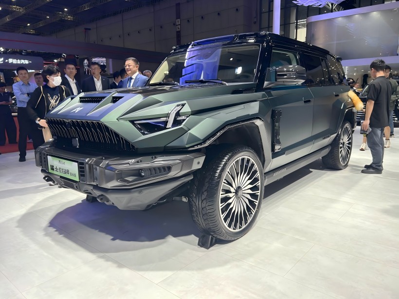 2025 Shanghai Auto Show: The Mengshi 917 Jiaolong Battle Armor Long - Wheelbase Edition är prissatt till 1,098 miljoner yuan och är begränsad till 199 enheter.