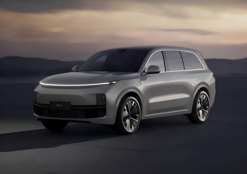 De officiella bilderna av LI L9 Intelligent Refresh Edition har släppts. Det är planerat att träffa marknaden den 8 maj och kommer att vara utrustad med ett elegant grå färgjobb och ett guld -trimpaket.